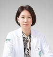 콘택트렌즈 끼고 물놀이, 괜찮을까?…각막염·시력저하 위험 높여