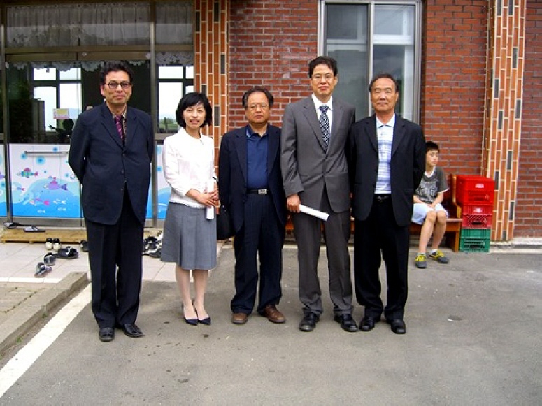 경북기독보육원에서 기념촬영