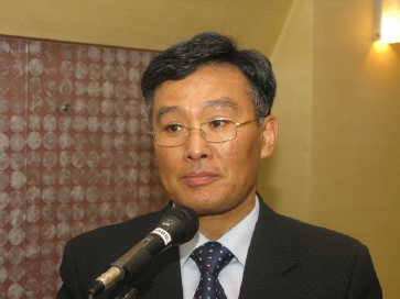 회장 수락 인사말을 하고있는 박성민 신임회장