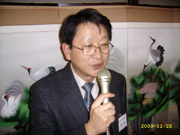 취임 인사말을 하고있는 송광익 신임회장