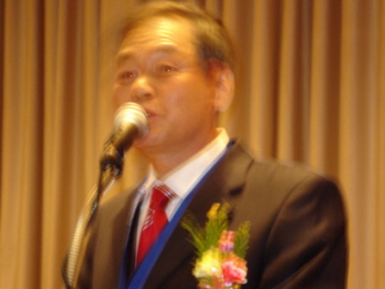 인사말을 하고 있는 한성근 회장