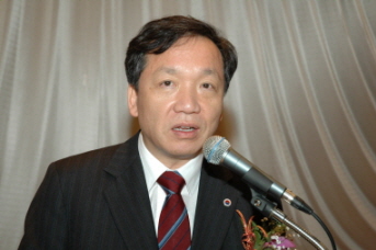 인사말을 하고 있는 김제형 회장