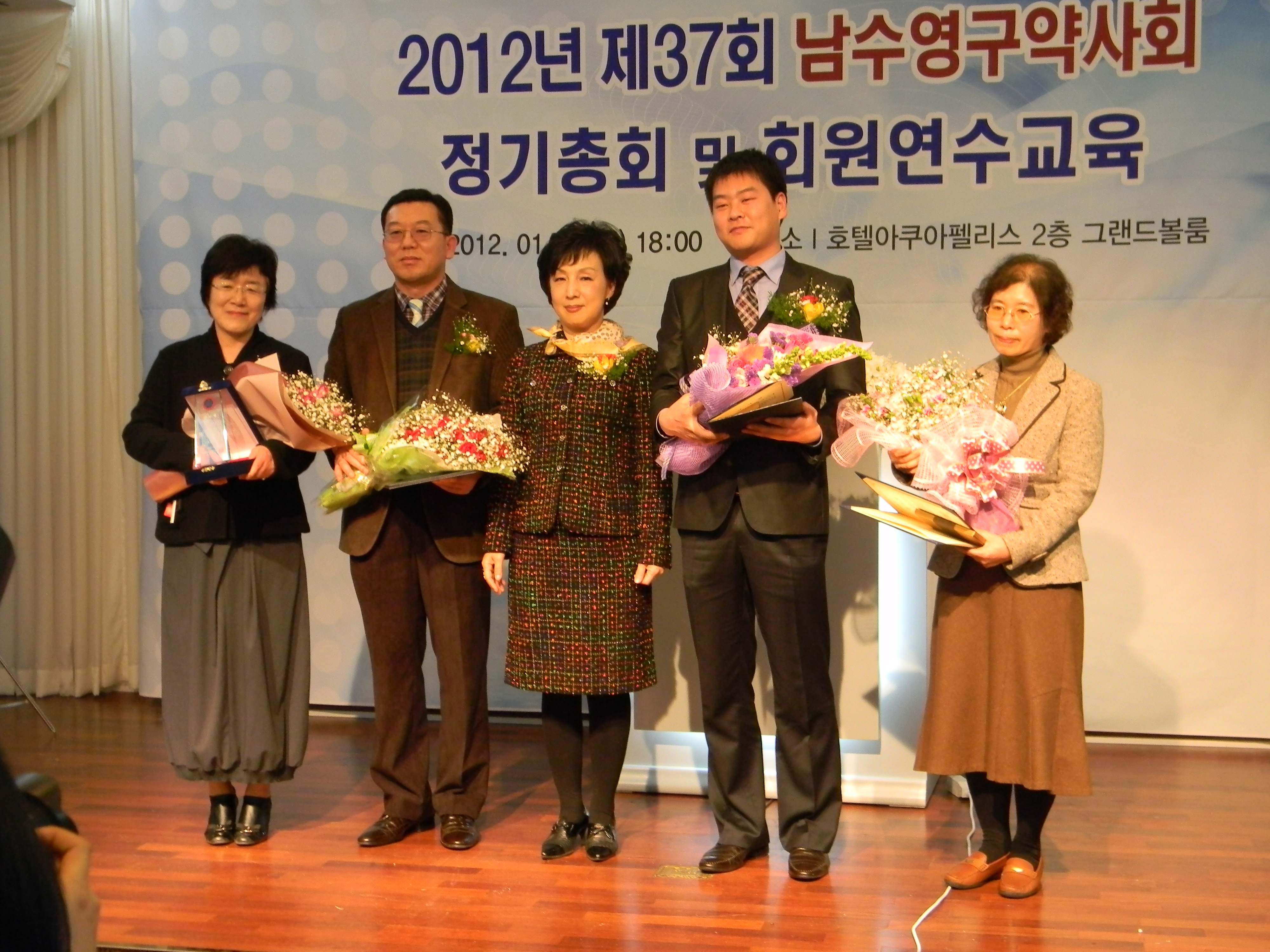 수상자들과 함께